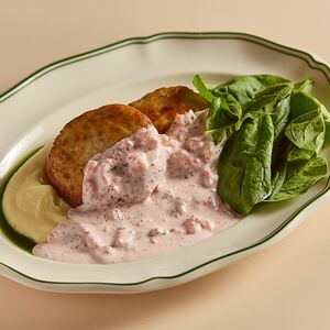 Котлеты из щуки с картофельным кремом, крабовым соусом и шпинатом.