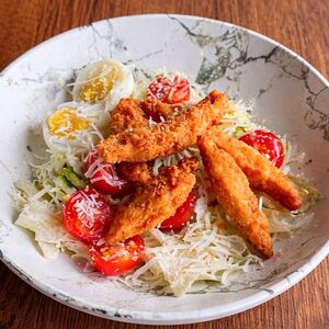 Салат цезарь с куриными стрипсами