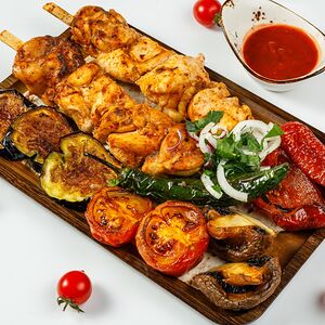 Шашлык из куриного филе с овощами гриль