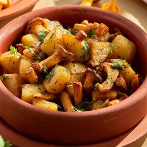 Молодой картофель с лисичками 