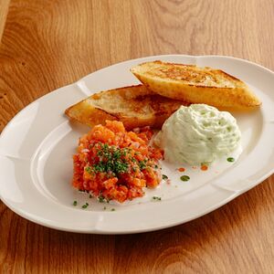 Тартар из морской форели с соусом васаби