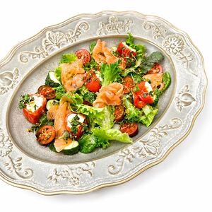 Салат с печёным перцем, творожным сыром и слабосолёным лососем