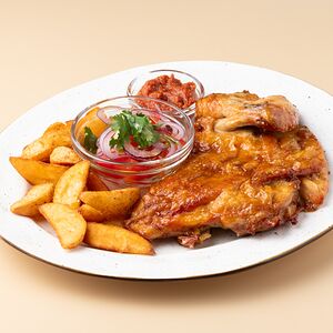 Фермерский цыпленок с молодым картофелем, помидором и луком