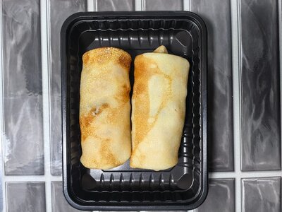 Блинчики с курицей, маринованным огурцом и грибами
