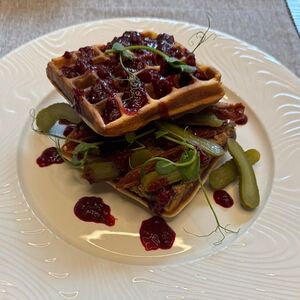 Завтрак по-Венски с паштетом из куриной печени и вялеными томатами