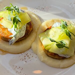 Фишкейки с картофельным пюре и соусом дзадзыки 