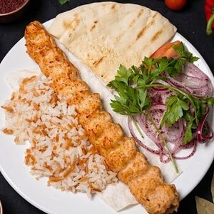 Урфа-кебаб из курицы с гарниром