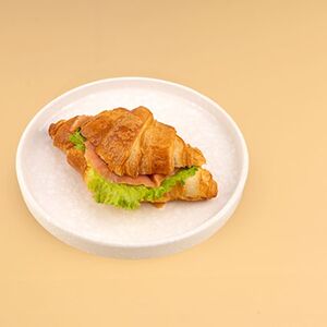 Круассан с красной рыбой и сливочным сыром