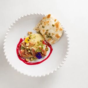 Запеченный сыр Бри с инжиром и орехами 