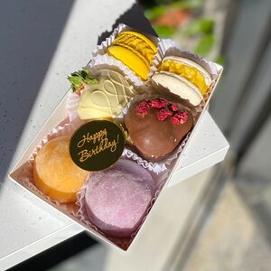 Подарочный бокс из клубники в шоколаде, моти, макаронс