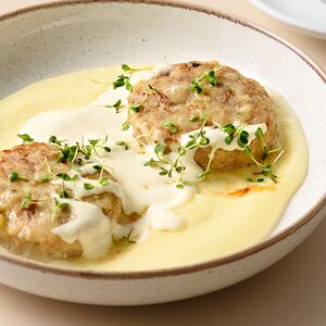 Куриные котлеты с кремом из картофеля и сырным муссом