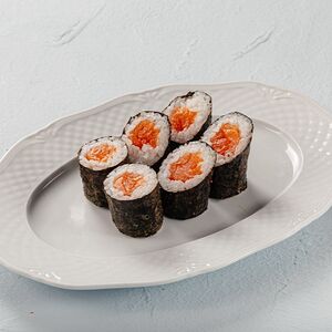 Ролл маки с лососем