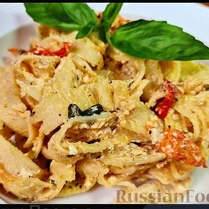 Феттуччини с помидорами и ветчиной