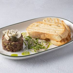 Тартар из мраморной говядины с каперсами, сливочным соусом и пармезаном 