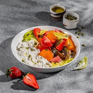 Салат со страчателлой и клубникой