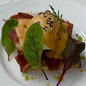 Яйцо-пашот с уткой и фирменным соусом на тартине
