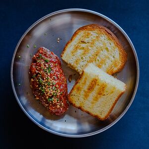 Тартар из говядины с хариссой