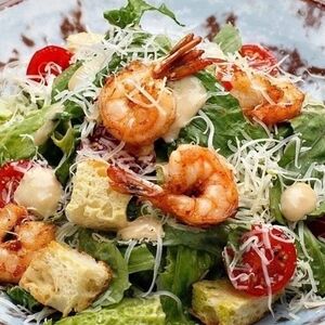 Цезарь с креветками из панировки