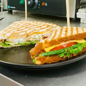 Сэндвич Цезарь с запеченной курицей 