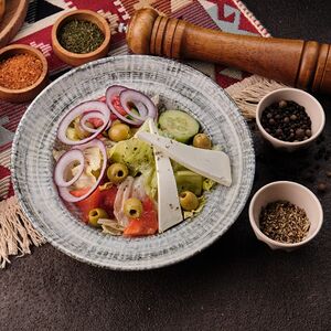 Греческий салат из свежих овощей с оливками
