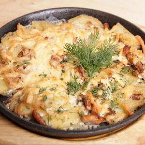 Картофель запечённый по-деревенски с лисичками и сыром
