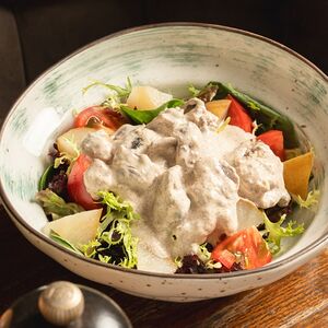 Салат с куриной печенью и грушей