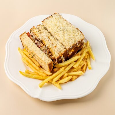 Клаб сэндвич с индейкой, жареными лисичками и соусом гриль, с картофелем фри