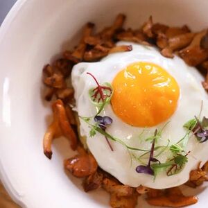 Бифштекс из мраморной говядины с лисичками, глазуньей и запечённым картофелем