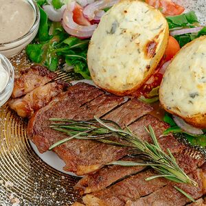 Стриплойн с запеченным картофелем