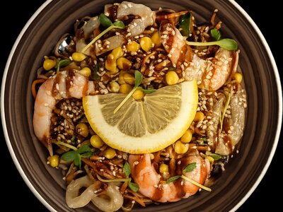 Соба с креветками и кальмаром