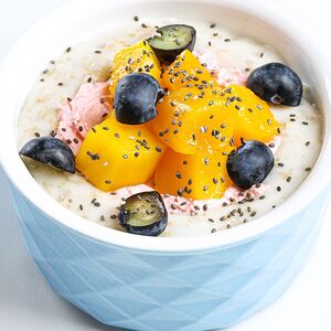 Овсяная каша с творожным муссом и манго 