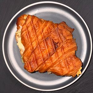 Сэндвич-круассан с курицей и вялеными томатами