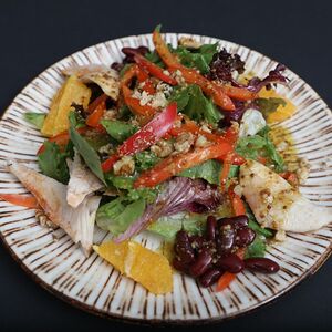 Салат Неаполитанский с обжаренной на гриле курицей 