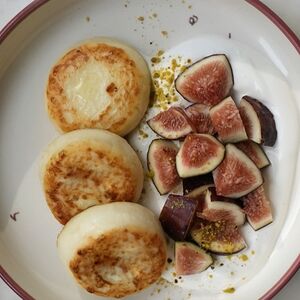 Сырники со сметаной и инжиром