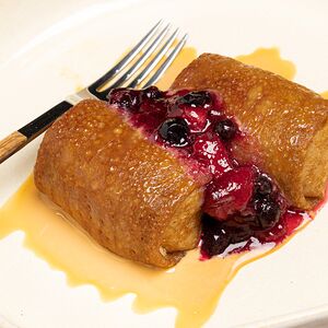 Блинчики с творогом, ягодным соусом и муссом из сгущенки