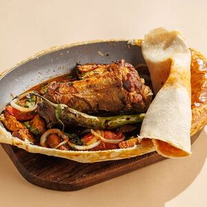 Запеченная шея ягненка с овощами