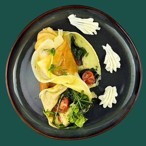 Блины с копченой курицей, ветчиной и творожным сыром