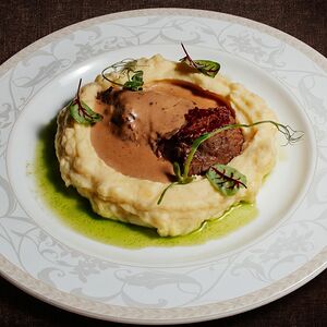 Говяжья щека с картофельным пюре и соусом Демиглас