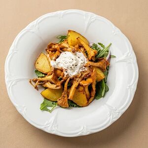 Теплый салат с лисичками, беби-картофелем и страчателлой 