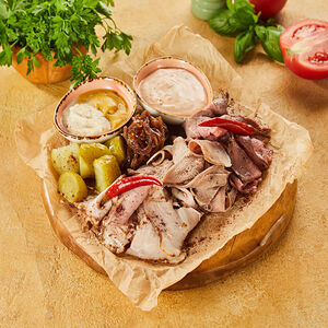 Тарелка домашних мясных деликатесов