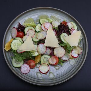 Зеленый салат с редиской 