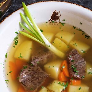Суп с говяжьими щёчками, зеленью и овощами