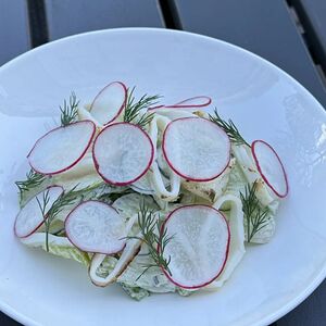 Салат из свежих овощей с кальмарами и йогуртовой заправкой