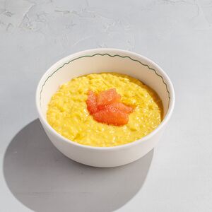 Рисовая каша с манговым соусом и грейпфрутом