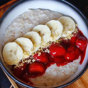 Каша овсяная с клубничным конфитюром и бананом