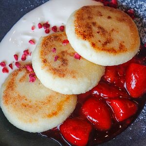 Сырники с клубничным конфитюром и сметаной