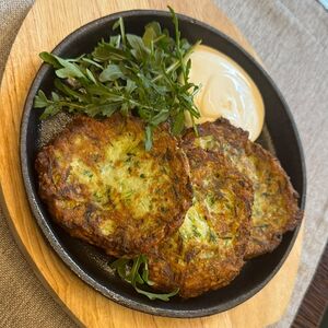 Оладьи из кабачков с руколой и сметаной