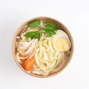 Куриный бульон с лапшой и яйцом