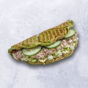 Вафля с тунцом и огурцом большая