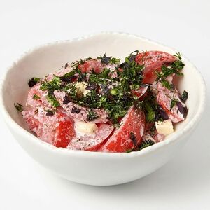 Салат с томатами и сыром сулугуни